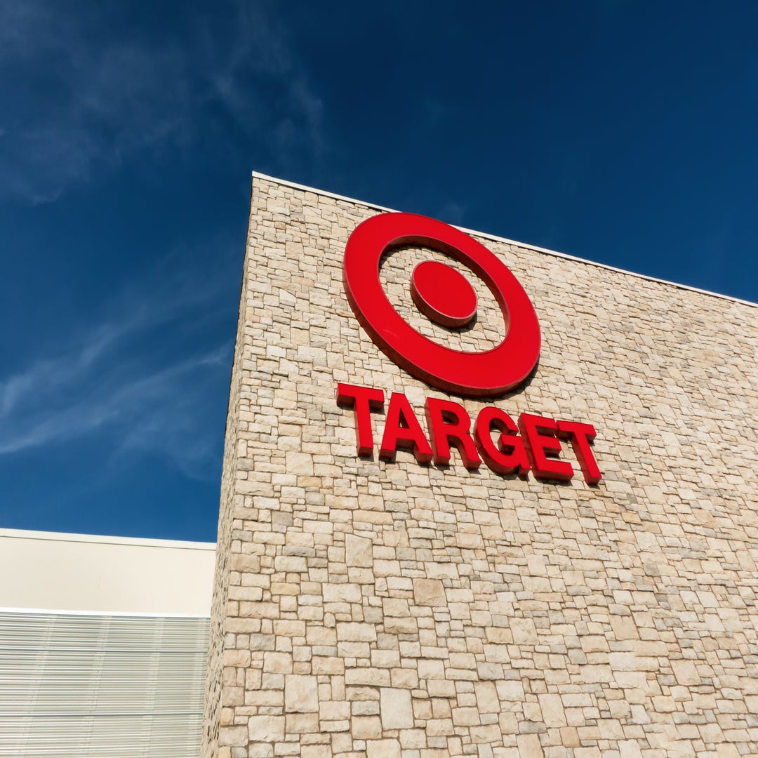 Εικόνα του 2022, ο Target σχεδιάζει να αυξήσει τους κατώτατους μισθούς τους που κυμαίνονται από $ 15 έως $ 24 την ώρα. Εδώ είναι γιατί ορισμένοι εργοδότες περνούν τους μισθούς τους