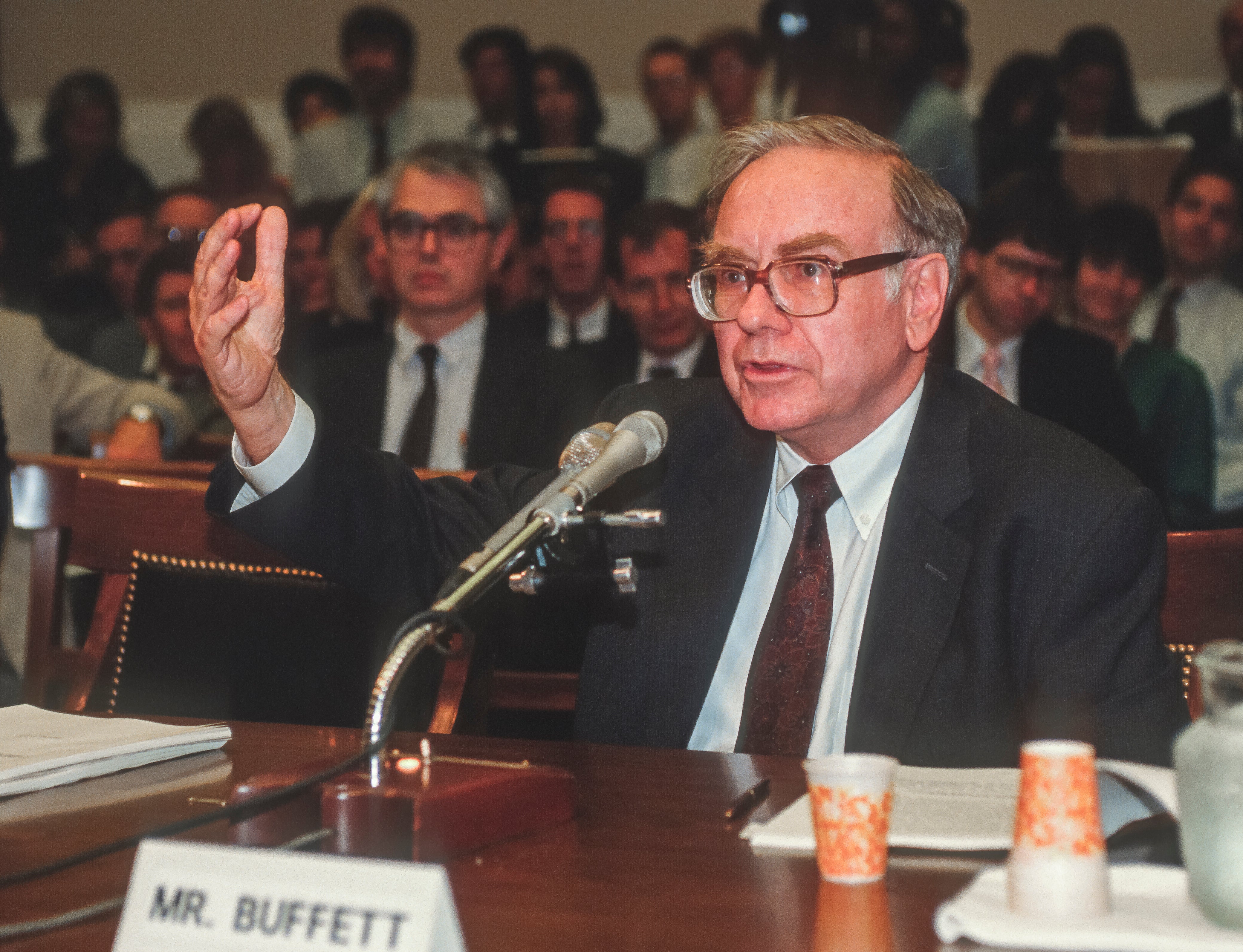 Image of Warren Buffett offers up three pieces of investment advice to keep in mind for long-term investors.